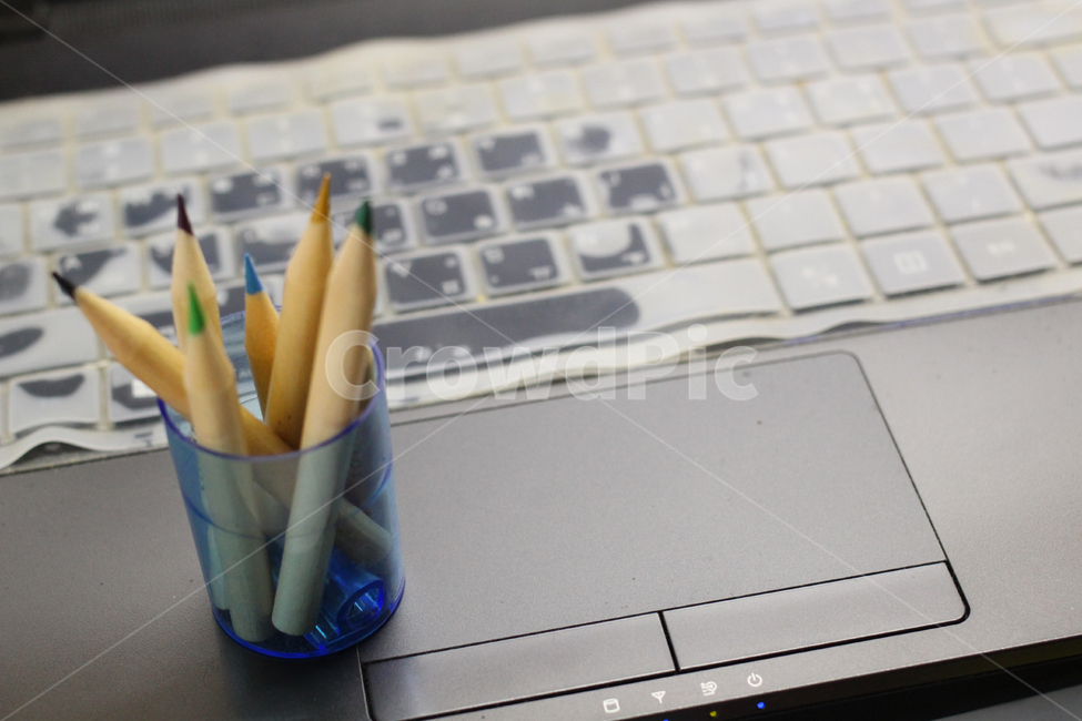 색연필,노트북,필기도구,자판기,키보드,정보통신기술,전자기기,전자제품,it,information,technology,electronic equipment,비즈니스,사업,business,service,work,학용품,문구류,사무용품,school supplies,stationery,office supplies