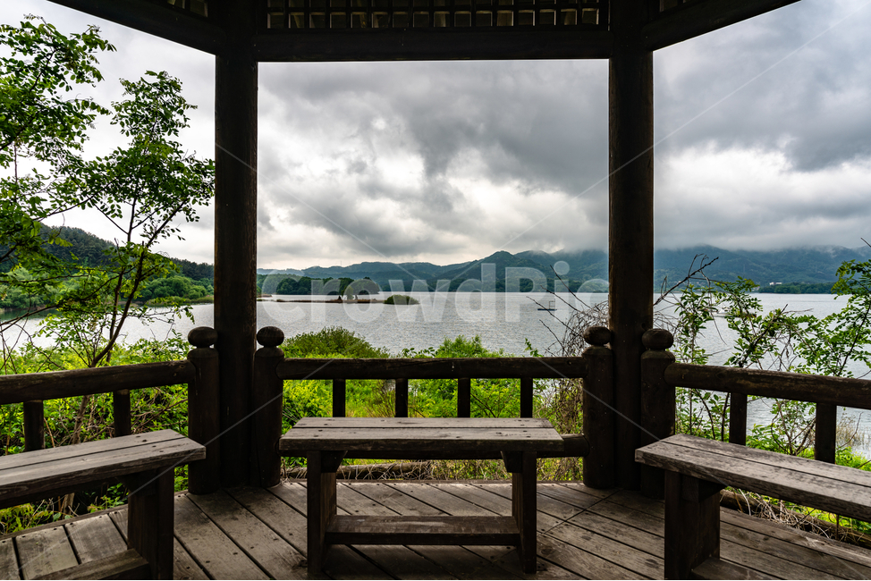 구름,하늘,평온,푸름,맑음,호수,정자,sky,lake,cloud,자연,풍경,nature,landscape,한국자연풍경,한국자연경관,korea nature landscape,porch,현관,patio,안마당,wood,나무,bench,벤치,furniture,가구,railing,난간,pergola,페르 골라