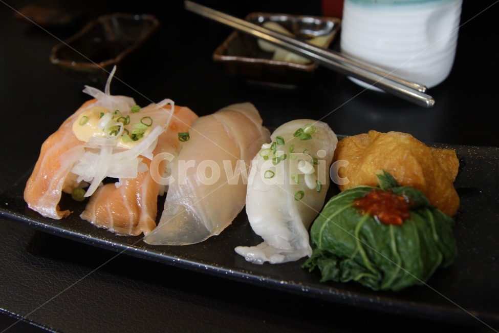 모듬초밥,일식,연어초밥,유부초밥,점심식사,음식,식재료,요리,food,cook,meal,dishes,food reserves,수산물,해산물,fishery products,seafood,일식,일본음식,일본요리,Japanese food,Japanese dishes,Japanese meal,Japanese cook