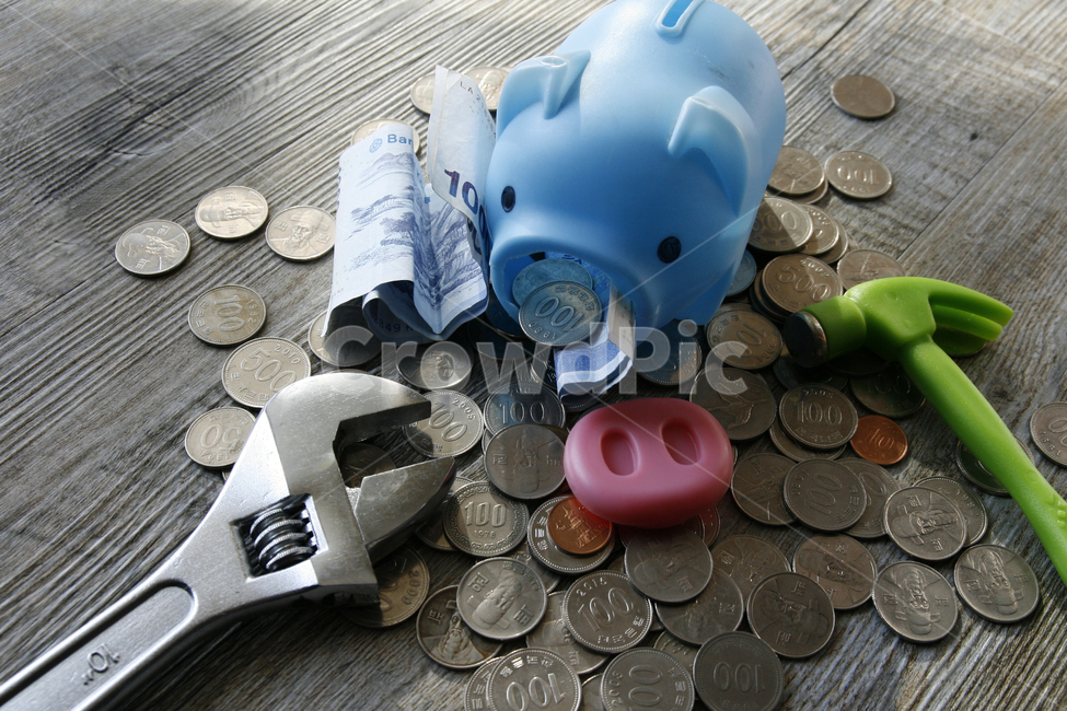 돼지저금통,동전,지폐,망치,몽키스패너,금융,돈,finance,banking,money,연출,컨셉,콘셉,direction,concept