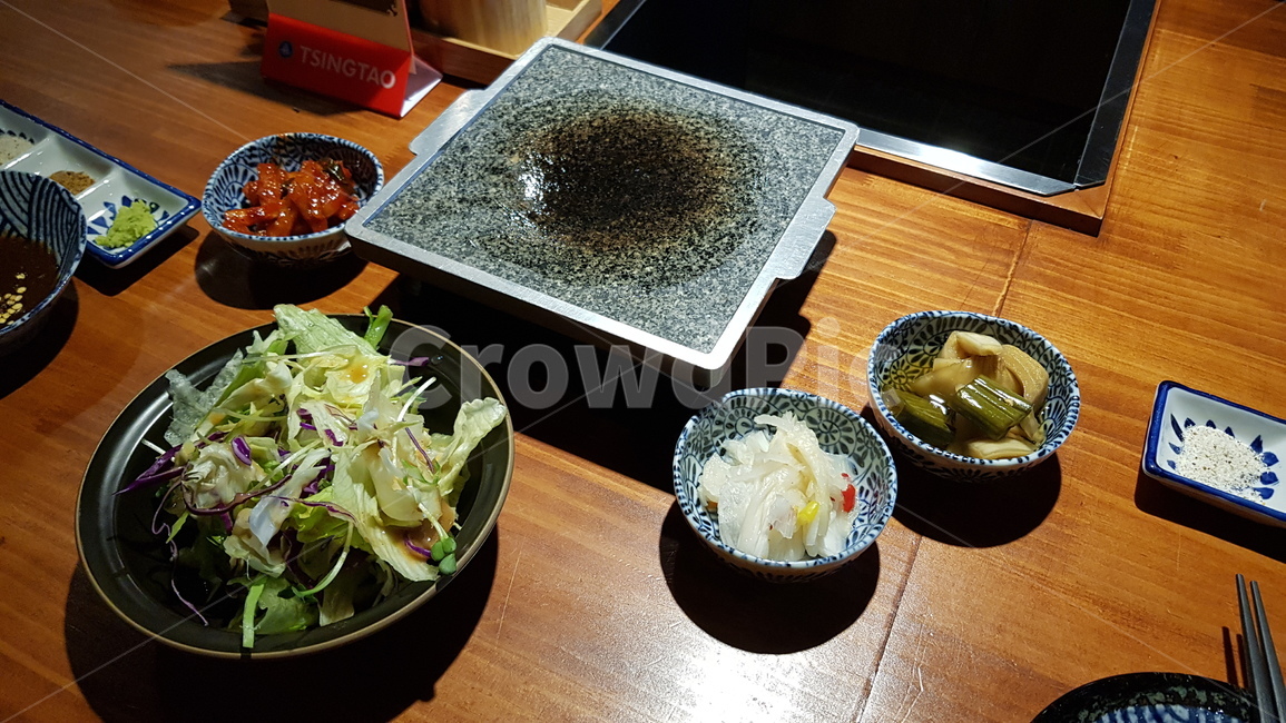 식당,불판,밑반찬,반찬,고기,구이