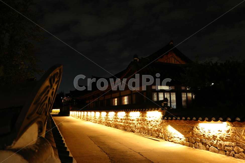 경주,기와,분위기,불빛,rooftile,gyeongju,light,mood,야경,밤,풍경,nightscape,night,landscape,한국전통,한국문화,korean traditional,korean culture,건축물,건물외관,exterior,building,structure,architecture,construction,walkway,보도,path,통로,건물