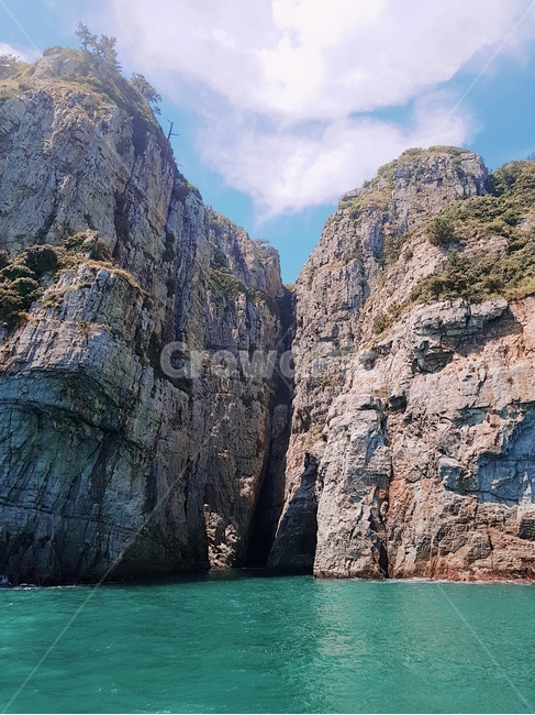 바다,하늘,구름,바위,돌,나무,물,물결,절벽,자연,풍경,nature,landscape,outdoors,옥외,cliff,낭떠러지