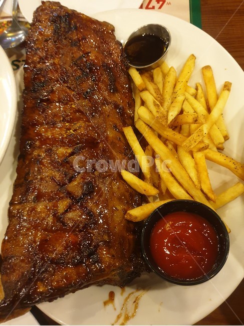 food,dish,frenchfries,바베큐폭립,barbequedporkrib,감자튀김,고기,케찹,음식,식재료,요리,food,cook,meal,dishes,food reserves