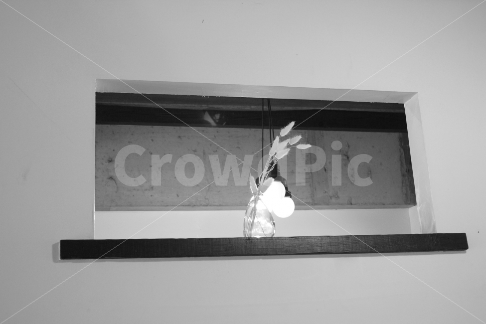 꽃,드라이플라워,전등,동그란전등,황색등,흑백,모노톤,monochrome,black and white,인테리어,실내디자인,interior design