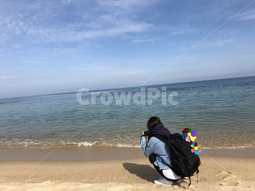 바다,여자,여행,뒷모습,인물,배낭,백팩,하늘,파도,파란색