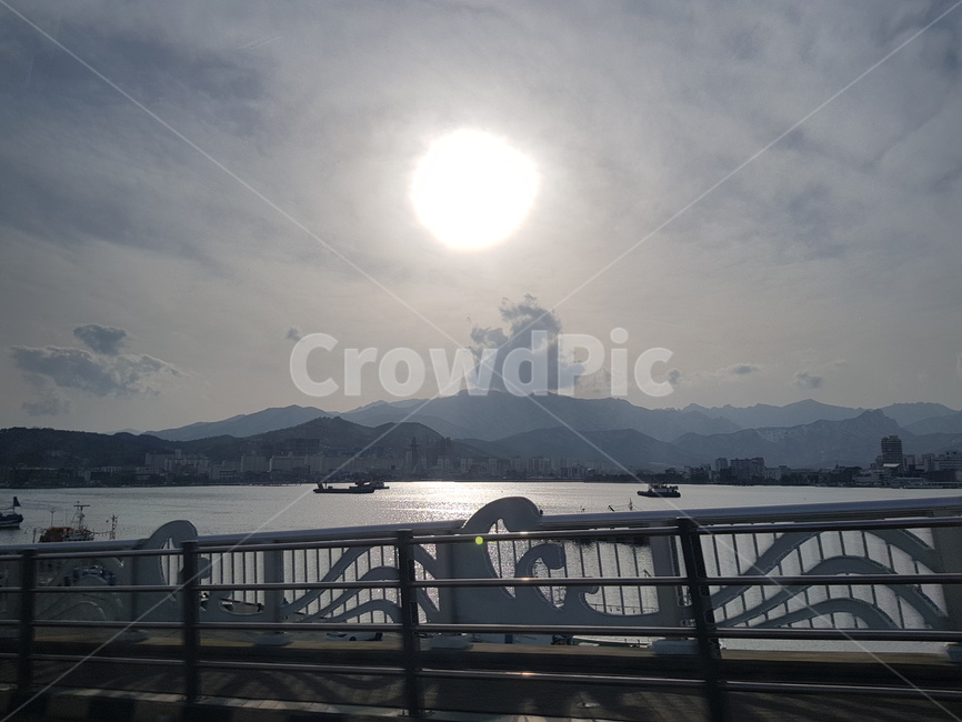 railing,난간,water,물,태양,햇빛,하늘,바다,해,sun,sunshine,다리,자연