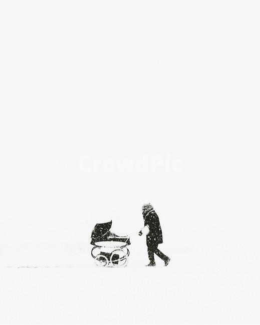 겨울,winter,엄마,어머니,부모,사랑,아기,아이,눈,snow,mother,parenthood,love,baby,stroller,유모차,겨울,계절,winter,season,흑백,모노톤,monochrome,black and white