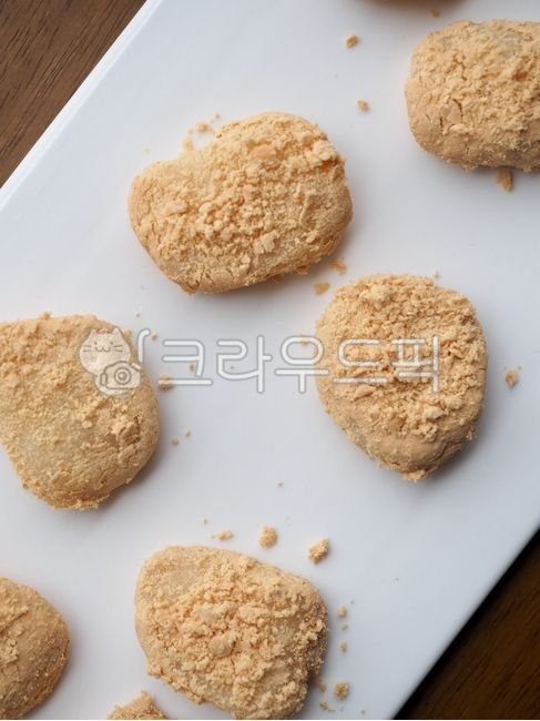 떡,인절미,쌀음식,콩고물,콩가루,갈색,간식,한식,전통음식,음식문화,전통문화,traditionalfood,foodculture,한국음식,음식,koreanfood,food,ricecake