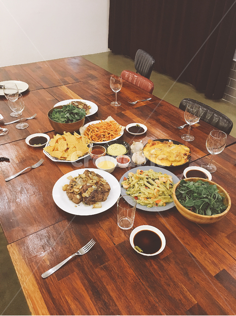파티,파티음식,모임,food,party,음식,table,partytable,파티테이블,테이블,식탁,파스타,샐러드,나쵸,나초,나무식탁,음식들,foods,salad,pasta
