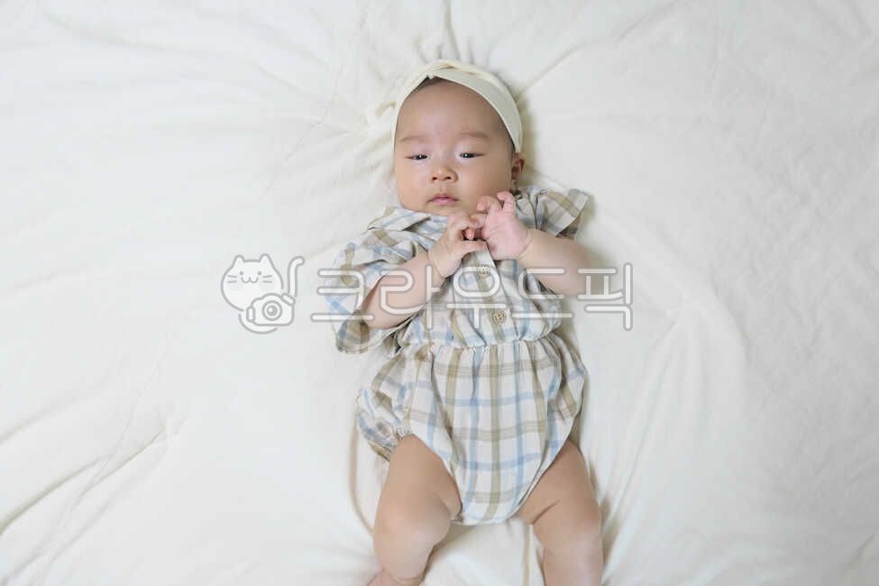small,basket,rug,young,0 years old,held,rattan basket,innocent,mothers arms,infant,cute,one year old,Asian,life,son,white,angelic,human,parenting,Korea,nose,lovely,precious,Eyes,Oriental,check pattern,Korean,newborn,1 year old,lifestyle,face,mouth,hair ba