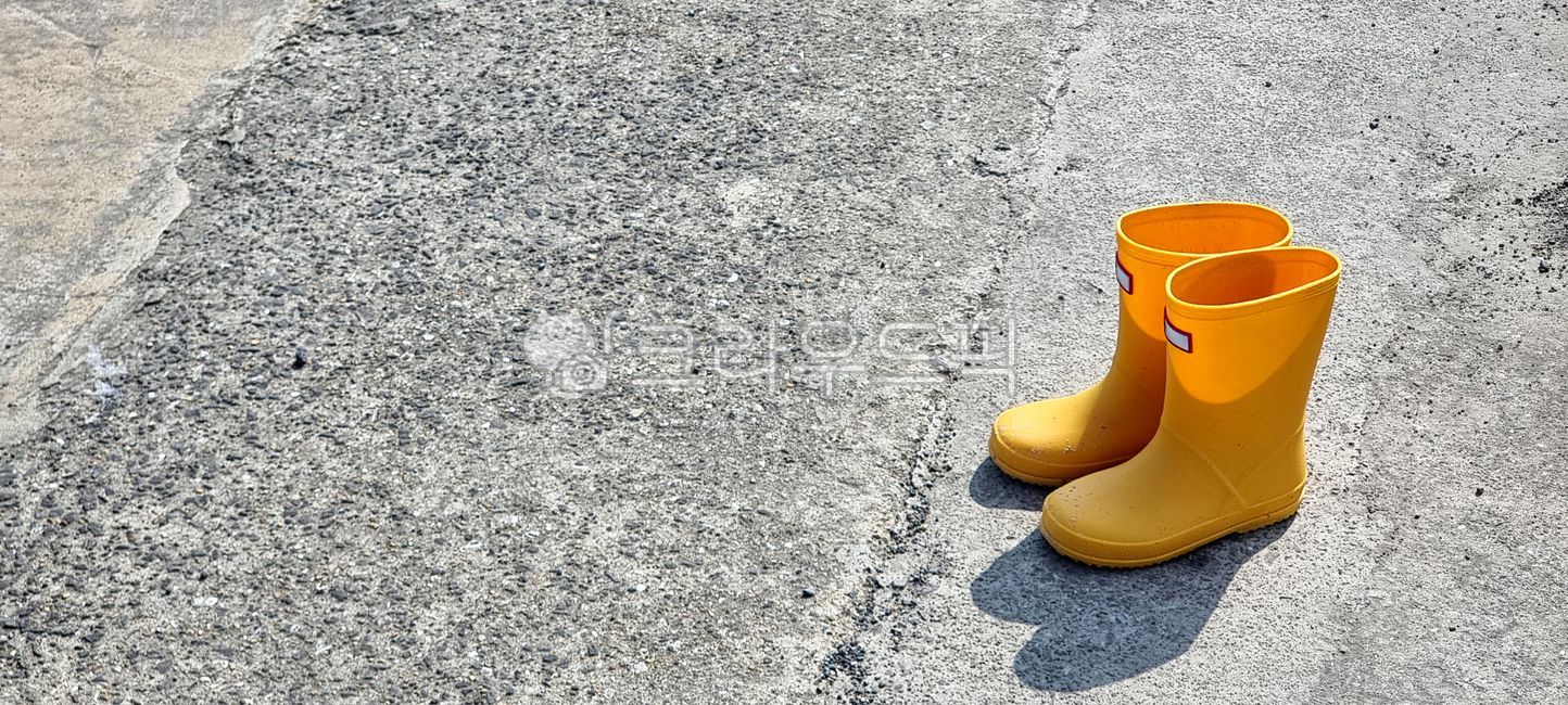 장화,신발,콘크리트,시멘트,노란색,신발류,footwear,어린이장화
