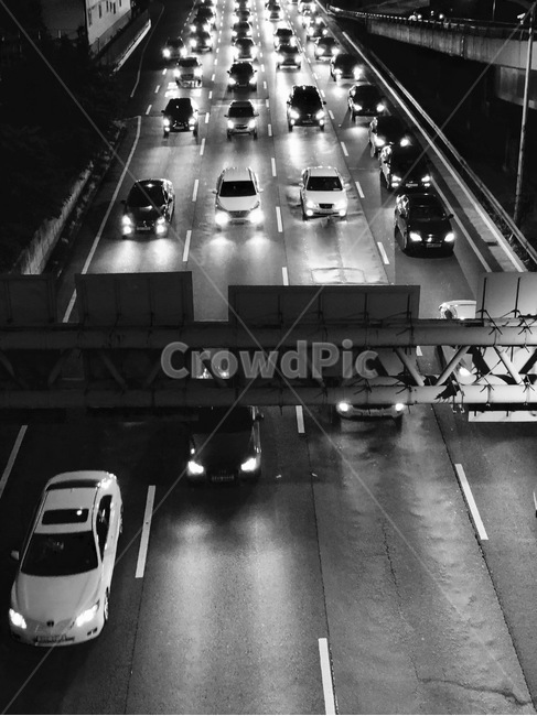 흑백,도로,자동차,불빛,빛,밤,야경,밤,풍경,nightscape,night,landscape,흑백,모노톤,monochrome,black and white,교통,교통수단,traffic,transportation,road,car,차,automobile,vehicle,차량