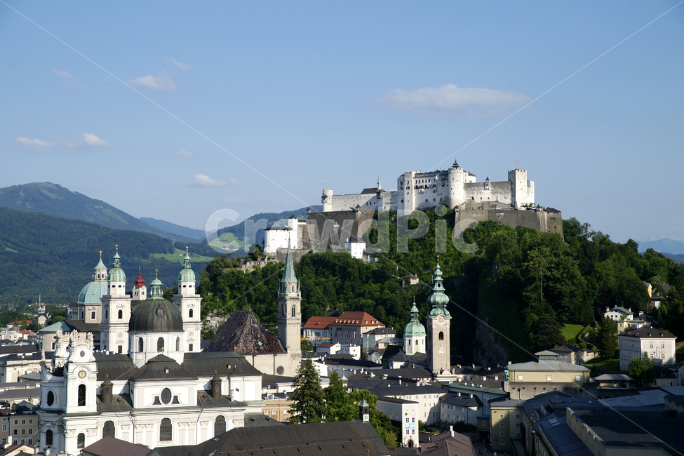 castle,성,건물,building,architecture,house,monastery,europe,austria,salzburg,짤츠부르크,유럽,오스트리아,주택,수도원,언덕,중세,집,강,물,교회,하늘,여름,성당,건축물,bluesky,blue,파랑,tree,나무