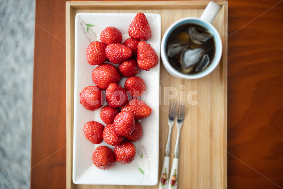 딸기,과일,간식,후식,커피,아이스아메리카노,strawberry,food,음식,plant,식물,fruit