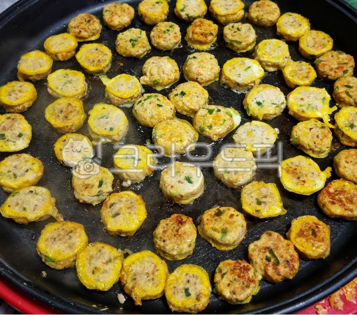 부침개,전,동그랑땡,음식,요리,한국,한식,전통음식,명절음식,명절,추석,새해,설날,후라이팬,프라이팬