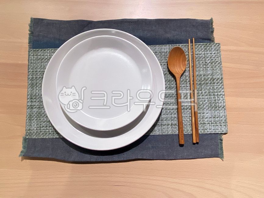 tray,saucer,tablecloth,chopsticks,isolated,bowl,interior,spoon,neat,kitchen,table,equipment,tool,Tray,spoon and chopsticks,background,Spoon,organized,tidy