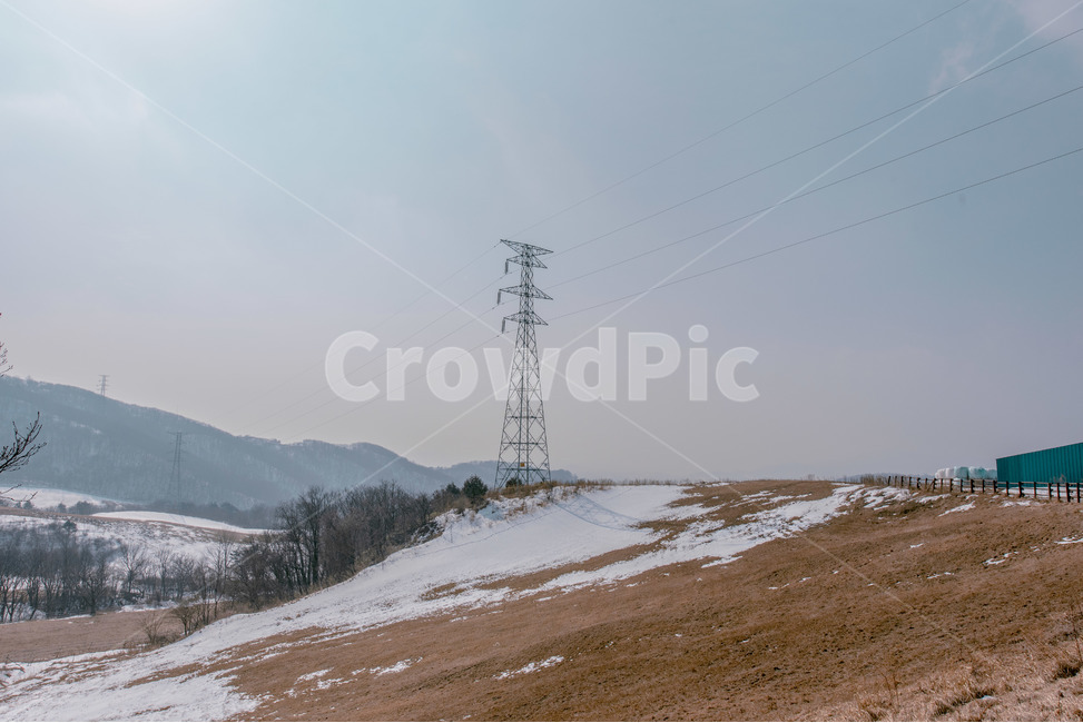 하늘,자연,풍경,산,목장,겨울,계절,winter,season,자연,풍경,nature,landscape,한국자연풍경,한국자연경관,korea nature landscape,산업,industry,industrial,에너지산업,energy industry,cable,케이블,power lines,전력선,electric transmission tower,송전탑