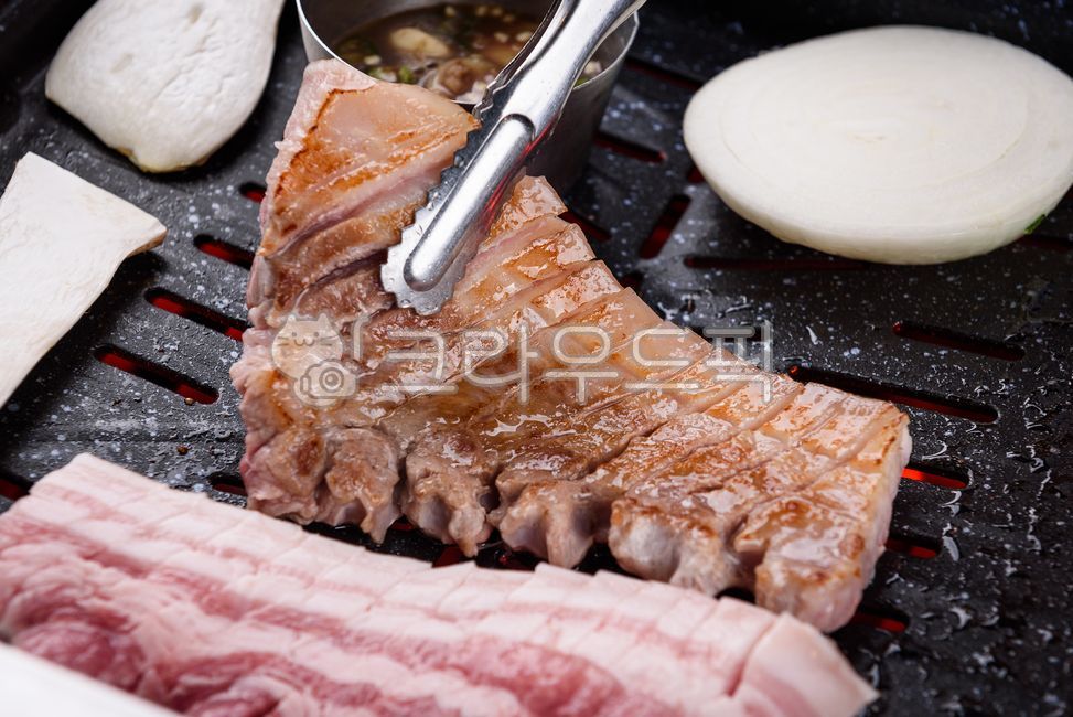 돼지고기,삼겹살,오겹살,고기구이,육류,음식,grill,onion,mushroom,sauce,pork,cooked,barbecue,meat,food,delicious,gourmet