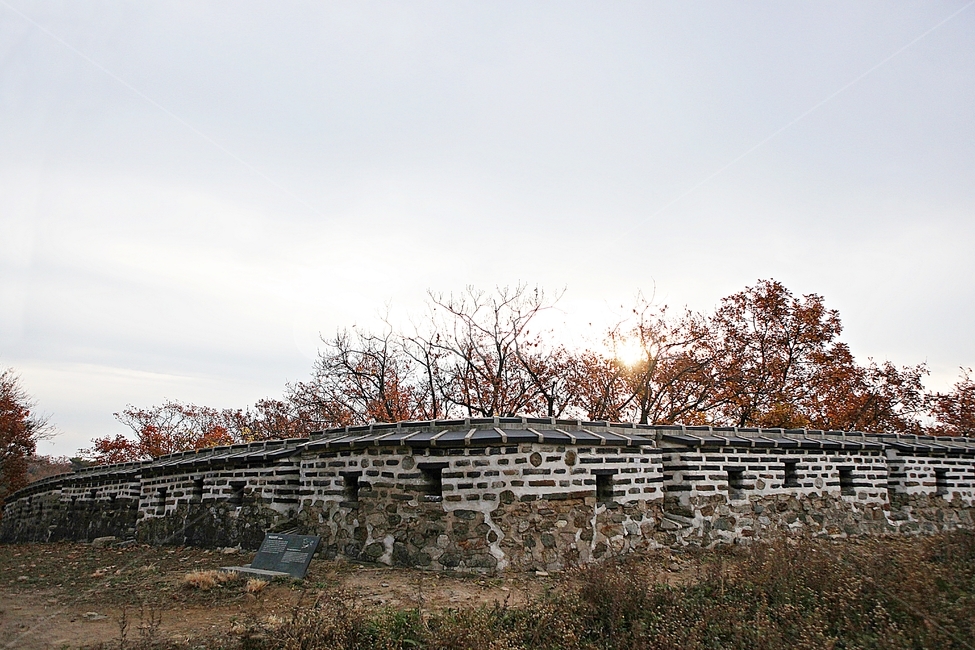 남한산성,성,성곽,단풍,낙엽,길,둘레길,숲,숲길,담,돌담,가을,자연,풍경,벽,울긋불긋,산성,식물,가을,계절,fall,autumn,season,한국전통,한국문화,korean traditional,korean culture