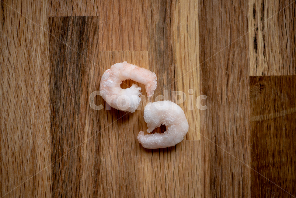 칵테일새우,새우,냉동새우,나무테이블,새우연출,미니새우,새우재료,요리재료,음식,식재료,요리,food,cook,meal,dishes,food reserves,수산물,해산물,fishery products,seafood