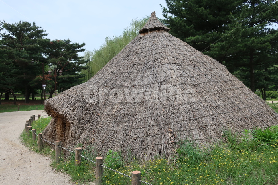 암사동,선사,유적지,움집,유적,시대,집터,빗살무늬토기,움집터,반지하,가옥,건축물,건물외관,exterior,building,structure,architecture,construction