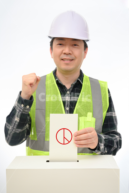 선거,투표,표,선거운동,유권자,주권,권리,의무,기본권,선출,득표,표결,다수결,투표용지,정치,정당,민주주의,투표함,선택,국민투표,지방선거,결정,국회의원선거,대통령선거,국민,총선,대선,종이,의사결정,비즈니스맨,여론,평화,넣기,빈,카피스페이스,제도,개념,누끼,남자,남성,1명,한국인,일본인,중국인,아시아인,중년,노동자,찬반투표,근로자,찬성,반대,카피,스페이스,비즈니스