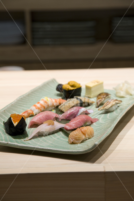 회,스시,음식,초밥,일식,해산물,식사,쌀,일본,건강한,연어,신선한,미식가,요리,아시아,점심식사,롤,레스토랑,맛있는,플레이트,먹다,참치,마키,사시미,맛좋은,빨간,진미,와사비,슬라이스,블랙,바다,세트,소스,고급,food,meal,dish,음식,식재료,요리,food,cook,meal,dishes,food reserves,일식,일본음식,일본요리,Japanese food,Japanese dishes,Japanese meal,Japanese cook