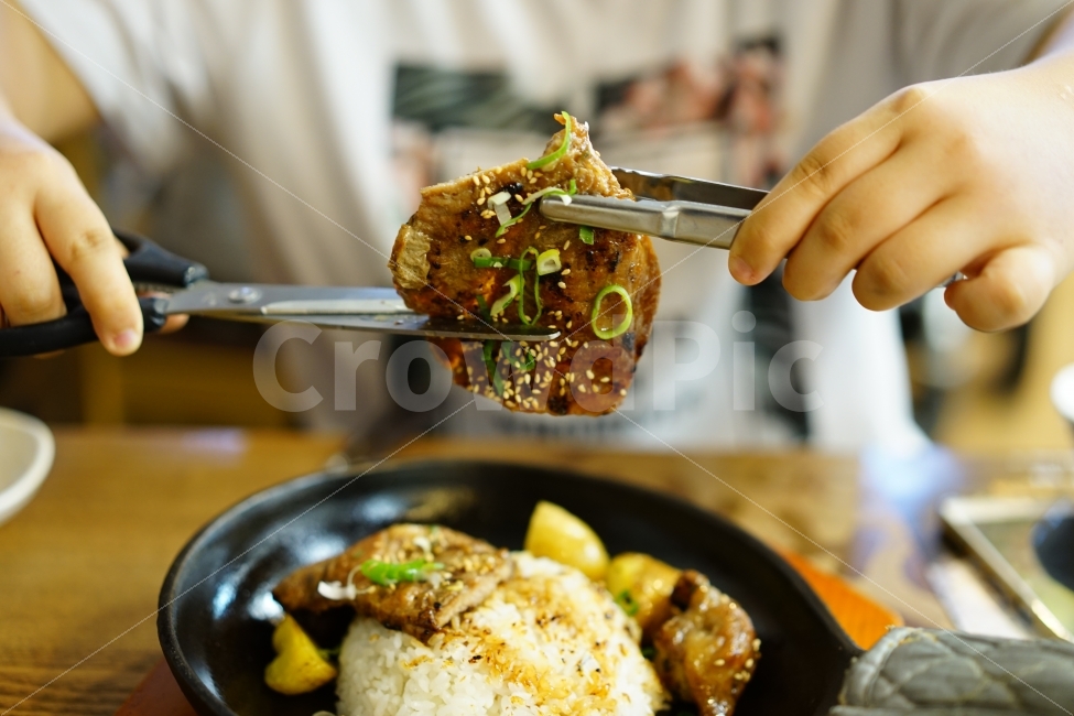 고기,음식,먹방,외식,꼬기,푸짐,덮밥,행복,맛집,가위질,컨셉,연출,연출사진,식사,커팅,사람,인물,인간,human,person,신체일부,몸,body,음식,식재료,요리,food,cook,meal,dishes,food reserves,육류,고기,meat,양식,서양음식,서양요리,western food,western dishes,western meal,western cook,연출,컨셉,콘셉,direction,concept