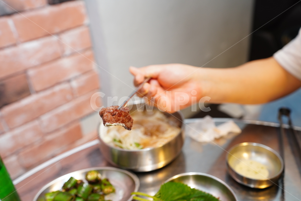 한식,국수,먹거리,음식,면요리,먹방,식사,푸드,요리,대접,손,젓가락
