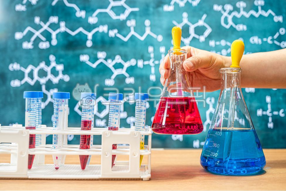 연구,실험도구,기술,스포이드,과학자,칠판,생명공학,교육배경,발명의날,연구개발,화학,발견,개념,삼각플라스크,과학교육,과학,시험관,도구,발명,실험실,학교,배경,교육,과학의날,화학식,컨셉,백그라운드,분석,사람손,손동작,화학공식,과학배경