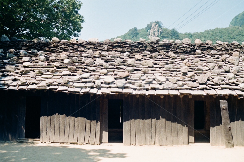 너와집,너새집,hiproofedhouse,전통,가옥,house,traditional,traditionalhouse,여름,summer,한국전통,한국문화,korean traditional,korean culture,건축물,건물외관,exterior,building,structure,architecture,construction