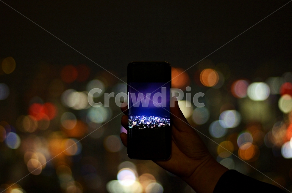 야경,아웃포커스,휴대폰,보케,풍경,야경,밤,풍경,nightscape,night,landscape,사람,인물,인간,human,person,신체일부,몸,body,감성,sensible,feeling,정보통신기술,전자기기,전자제품,it,information,technology,electronic equipment,사물,물건,오브젝트,thing,object,matter,mobile phone,휴대 전화,cell phone,phone,전화,electronics,전자 제품