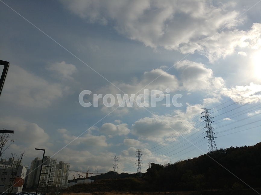 송전탑,낮,구름,하늘,산,빛,건축물,산업,industry,industrial,에너지산업,energy industry,weather,날씨,nature,자연