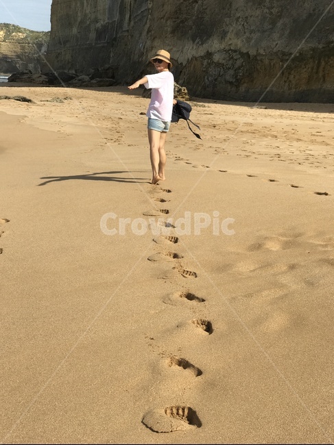 모래사장,발자국,길,회고,사막,해변,바다,beach,sea,사람,인물,인간,human,person,여성,여자,woman,female,lady,여행,휴가,traveling,vacation,trip