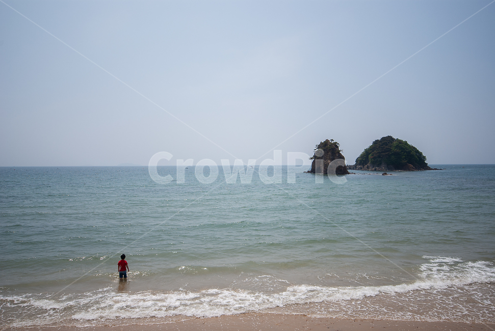nature,자연,outdoors,옥외,land,water,바다,sea,대양,ocean,땅,물,shoreline,해안선,human,인간,연안,coast,사람,person,할매바위,할배바위,할매,할배,바위,태안,island,rock,해변,바다,beach,sea
