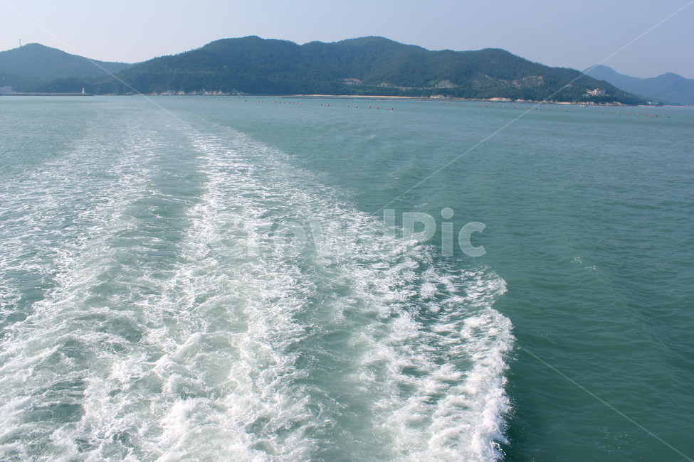낮,낮바다,바다,하늘,섬,산,파랑,푸른바다,물결,day,sea,sky,island,mountain,blue,wave,자연,풍경,물길,물보라,포말,뱃길,낮하늘,흰색,화이트,자연,풍경,nature,landscape,water,물,outdoors,옥외,ocean,대양