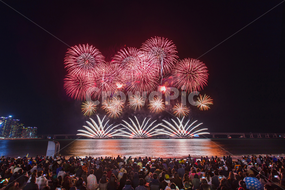 불꽃,부산,광안리,불꽃축제,부산불꽃축제,야경,바다,인파,구경,물,반영,빛,야외,바닷가,해변,축제,페스티벌,행사,반짝반짝,펑펑,사람,군중,부산야경,밤,밤바다,fireworks,night,festival,person,crowd,부산축제,sea,풍경배경,배경,부산배경,야경,밤,풍경,nightscape,night,landscape,사람들,대중,군중,other people,crowd,축제,행사,festival,carnival,event