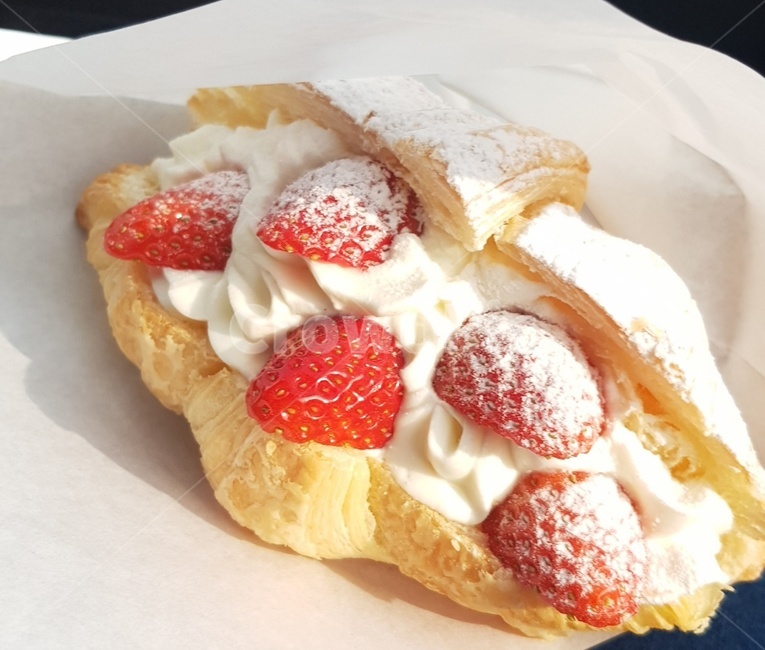 creme,dessert,food,음식,디저트,크림,딸기크로와상,딸기,croissant,delicious,strawberry