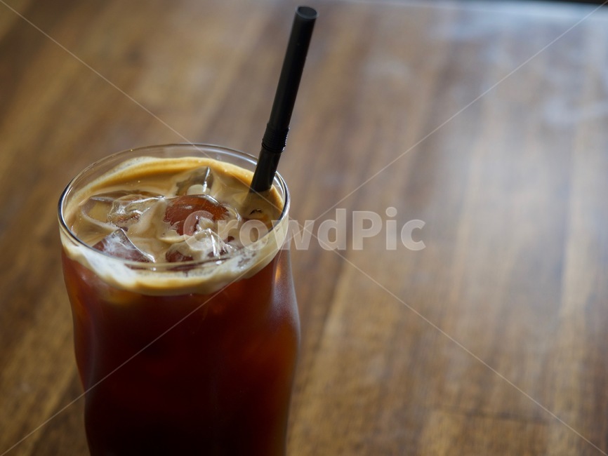 아이스커피,커피,냉커피,아메리카노,아이스아메리카노,유리컵,크레마,커피크레마,블랙,빨대,검정,음료,커피음료,카페,배경,시원한음료,여름음료,얼음,커피,카페,coffee,cafe