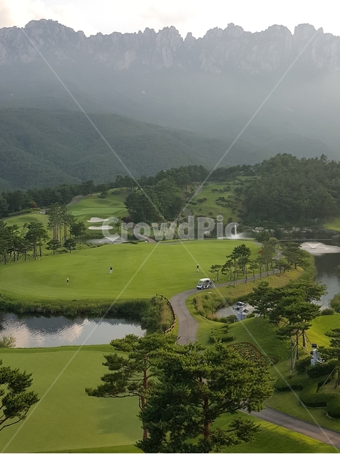 field,들,outdoors,옥외,golfcourse,골프코스,산,하늘,sky,golf
