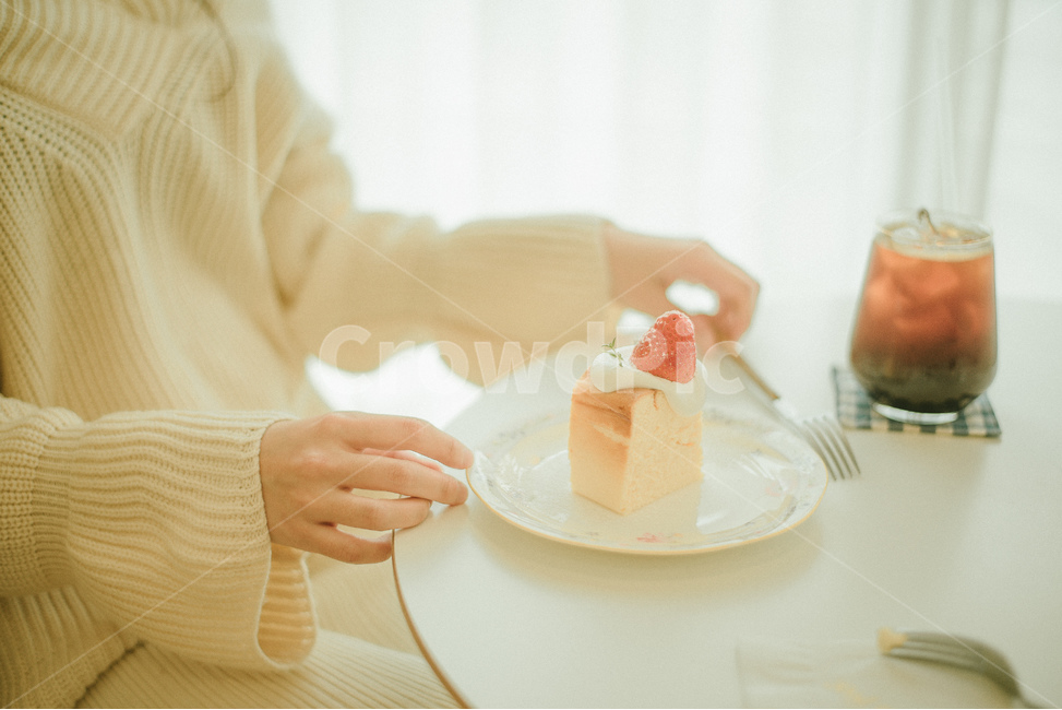 오프숄더,니트,쇄골,커텐,실내,카페,cafe,knit,table,cake,dessert,strawberry,strayberrycake,딸기케이크,화이트,white,curtain,사색,아늑,fork,아이스아메리카노,americano,ice,hand,손,포크,사람,인물,인간,human,person,여성,여자,woman,female,lady,음식,식재료,요리,food,cook,meal,dishes,food reserves,디저트,간식,후식,dessert,snack,감성,sensible,feeling