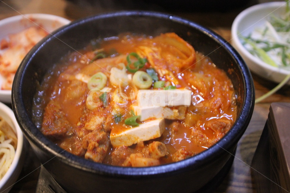 김치찌개,고기김치찌개,뚝배기,food,음식,dish,요리,meal,식사,bowl,사발,음식,식재료,요리,food,cook,meal,dishes,food reserves,한식,한국음식,한국요리,korean food,korean dishes,korean meal,korean cook