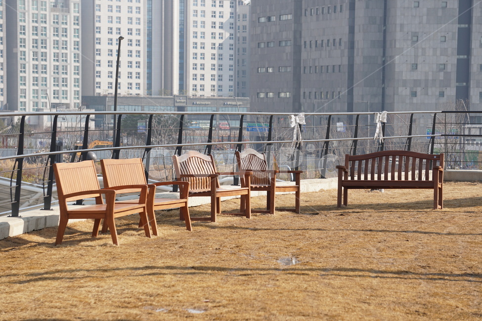 빈공간,빈자리,의자,가을,휴식,도시,풍경,city,landscape,한국도시풍경,한국도시경관,korea cityscape,bench,벤치,furniture,가구,chair,wood,나무