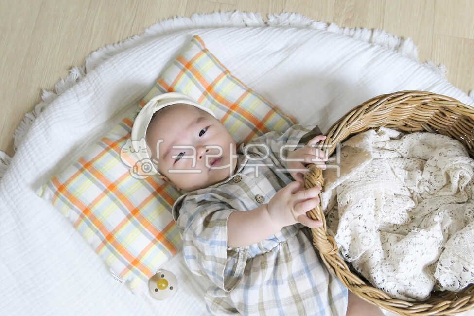 small,basket,rug,young,0 years old,held,rattan basket,innocent,mothers arms,infant,cute,one year old,Asian,life,son,white,angelic,human,parenting,Korea,nose,lovely,precious,Eyes,Oriental,check pattern,Korean,newborn,1 year old,lifestyle,face,mouth,hair ba