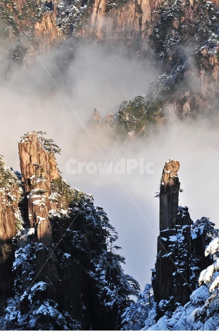 nature,자연,weather,날씨,outdoors,옥외,mountain,산,mountainrange,산맥,ice,빙,peak,피크,중국,황산,중국황산,황산설경,운해,설산,설경,바위산,절벽,중국비경,상고대,경치,경관,풍경,비경,명산,정상,골짜기,기암,기암괴석