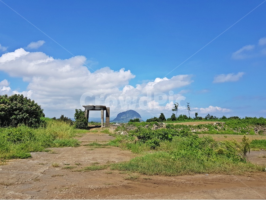 제주도,산방산,알뜨르,관제탑,배경,파란하늘,구름,jejuisland,blue,sky,cloud,자연,풍경,nature,landscape,한국자연풍경,한국자연경관,korea nature landscape,제주도,jeju,jeju island,outdoors,옥외
