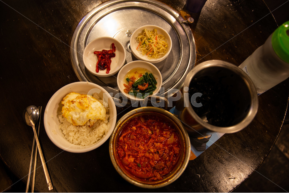 kimchistewandfriedeggs,rusticdiningtable,beansprouts,seaweed,saltedfish,김치찌게,계란,김,콩나물,젖갈