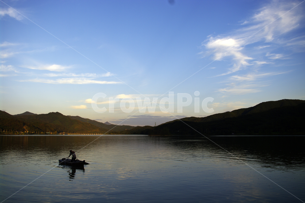 강,하늘,구름,풍경,나룻배,배,노을,sunset,color,사공,자연,풍경,nature,landscape,실루엣,그림자,silhouette,shadow,교통,교통수단,traffic,transportation,outdoors,옥외,water,물