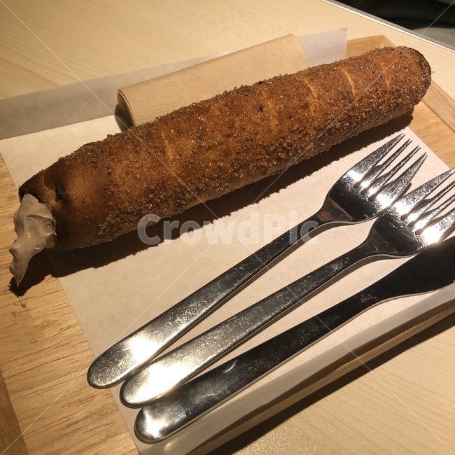 빵,포크,긴빵,디저트,카페